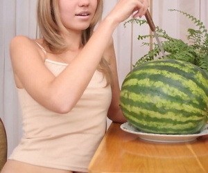 Descarado Adolescente Con watermelon..